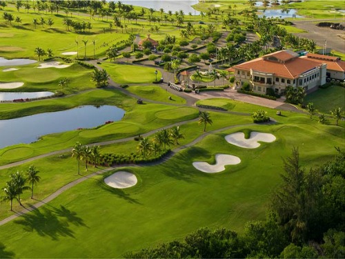 Snuggled between San Juan and the El Yunque rainforest, Coco Beach in Puerto Rico is where you’ll find a pair of sprawling 18-hole courses