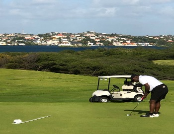 Putting at Old Quarry Golf Course in Curacao